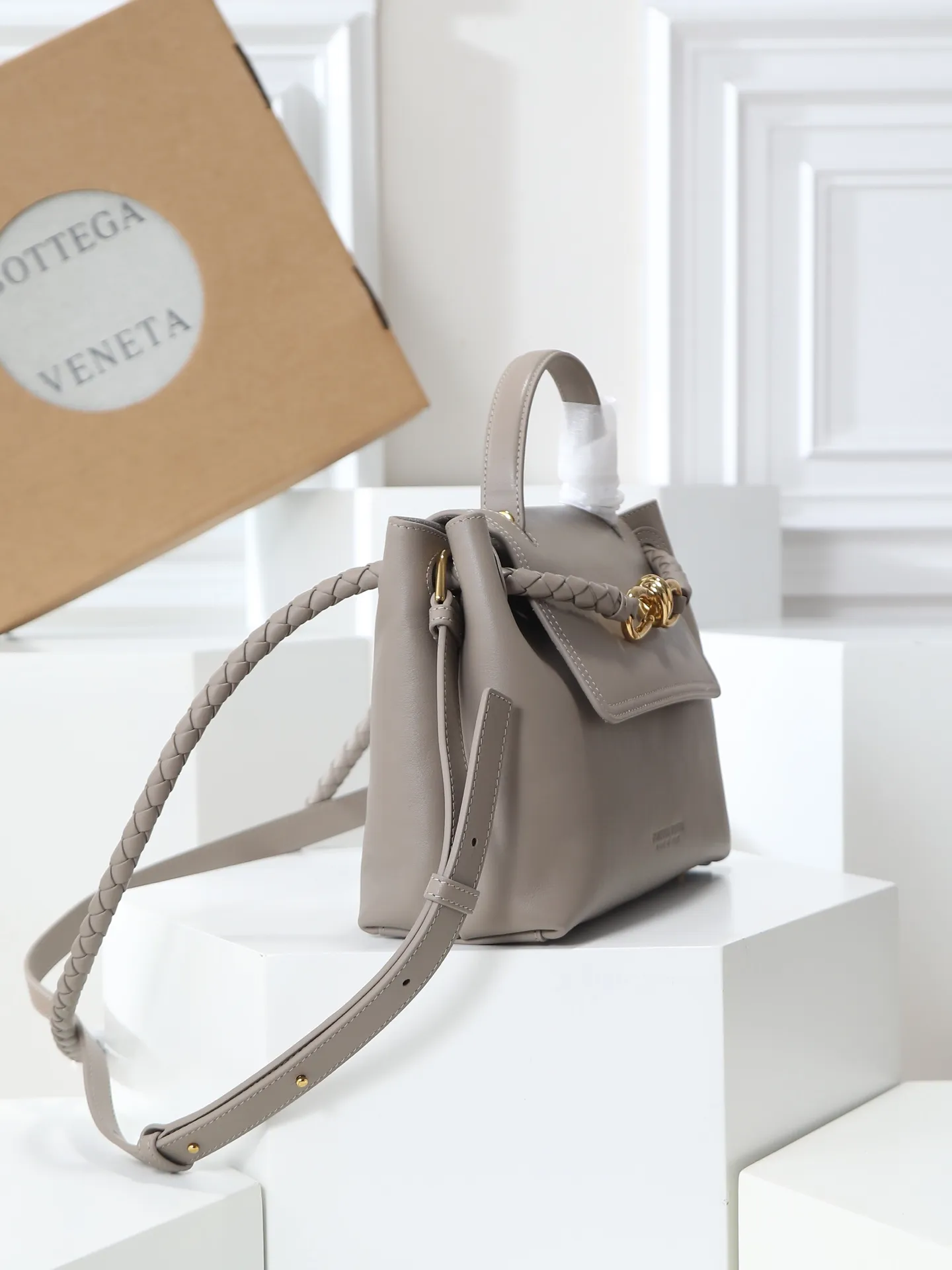 1150. Bottega Veneta's latest Ciao Ciao bag is a two-way flap handbag in silky cowhide, decorated with signature twist details, hidden hook closure, the flap can be fastened to the front, or connected to the INTRECCIATO woven internal pocket, with an adjustable and removable crossbody strap, an internal compartment, and a zippered pocket. The surprise flap has various shapes. Style 1 - Cover the bag surface, exposing the knot and knot decoration. Style 2 - Place the flap inside the bag. A buckle is also designed. Style 3 - The U-shaped position of the top handle in the hand bag. Style No.: 835835 Size: 26*19*10.5cm